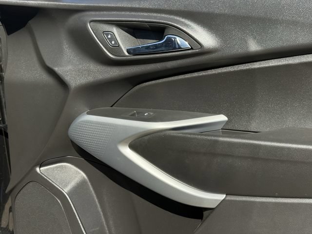 Certified 2025 Chevrolet Trax RS w/ Sunroof Package FWD image 28
