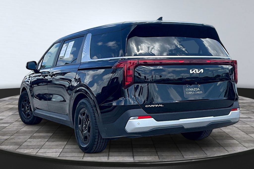 Used 2025 Kia Carnival FWD image 5