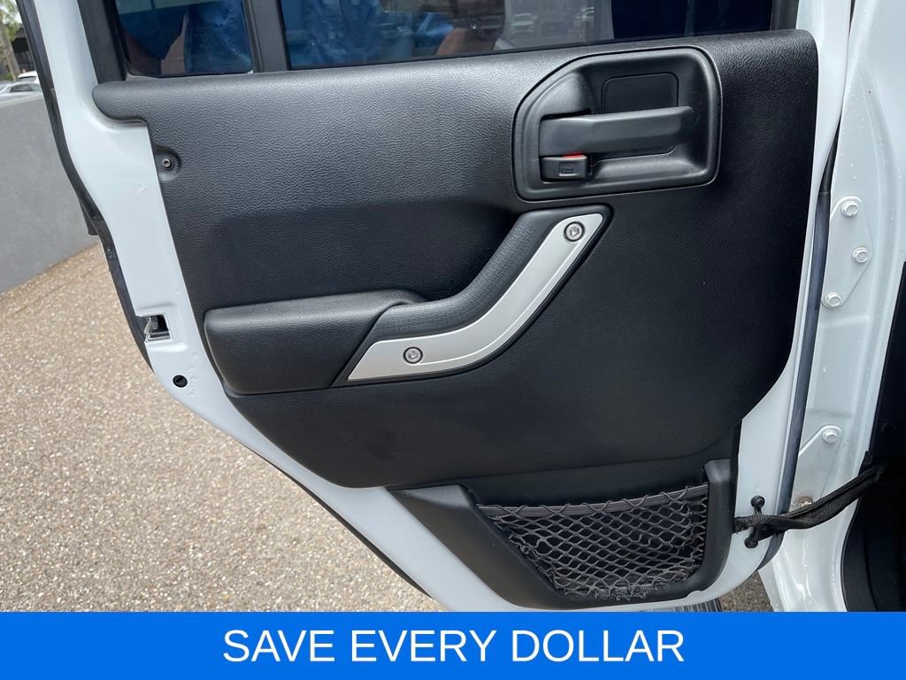 Used 2016 Jeep Wrangler Unlimited Rubicon w/ Connectivity Group AWD/4WD image 14