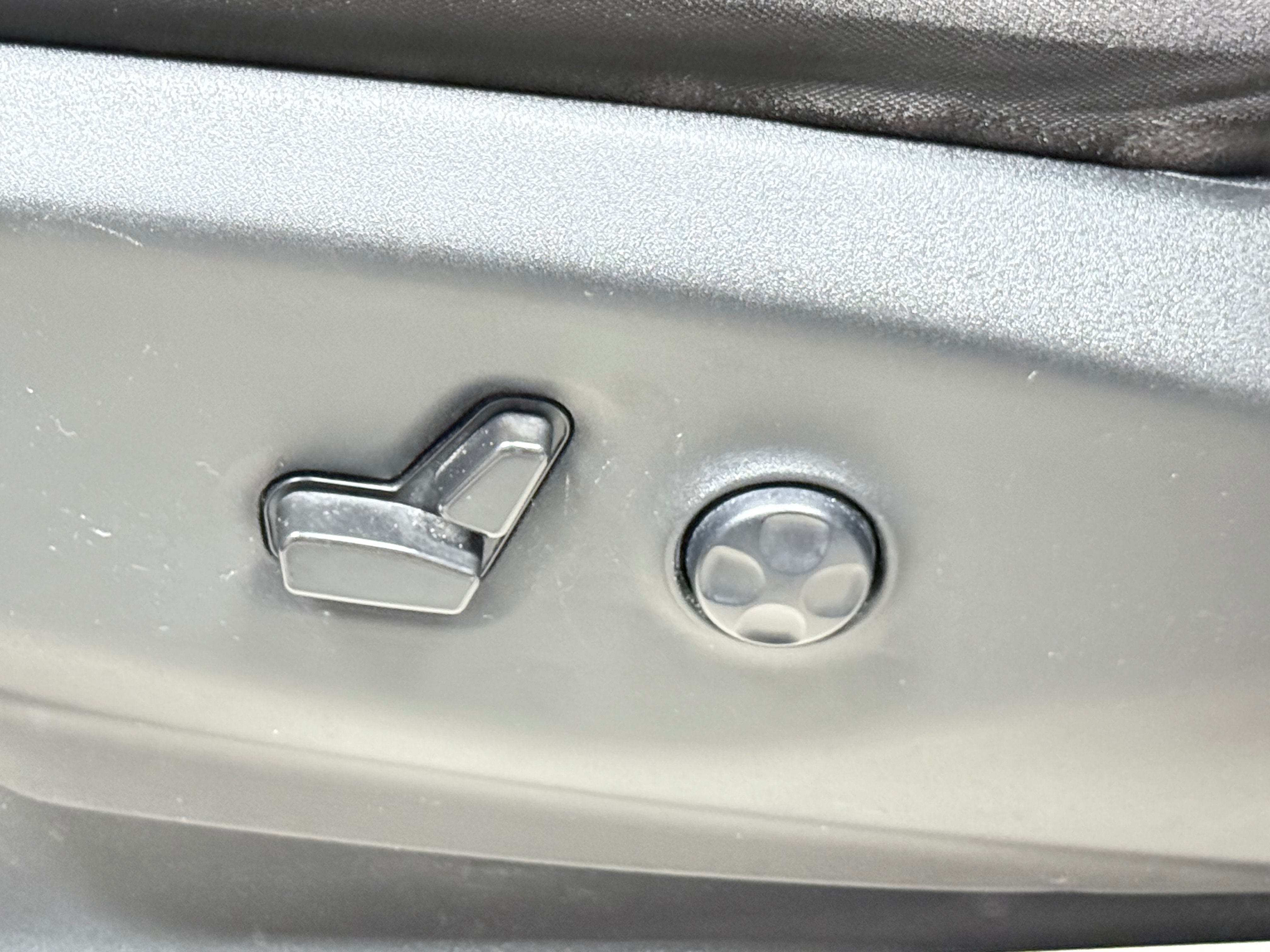 Used 2023 Chrysler Voyager LX FWD image 18