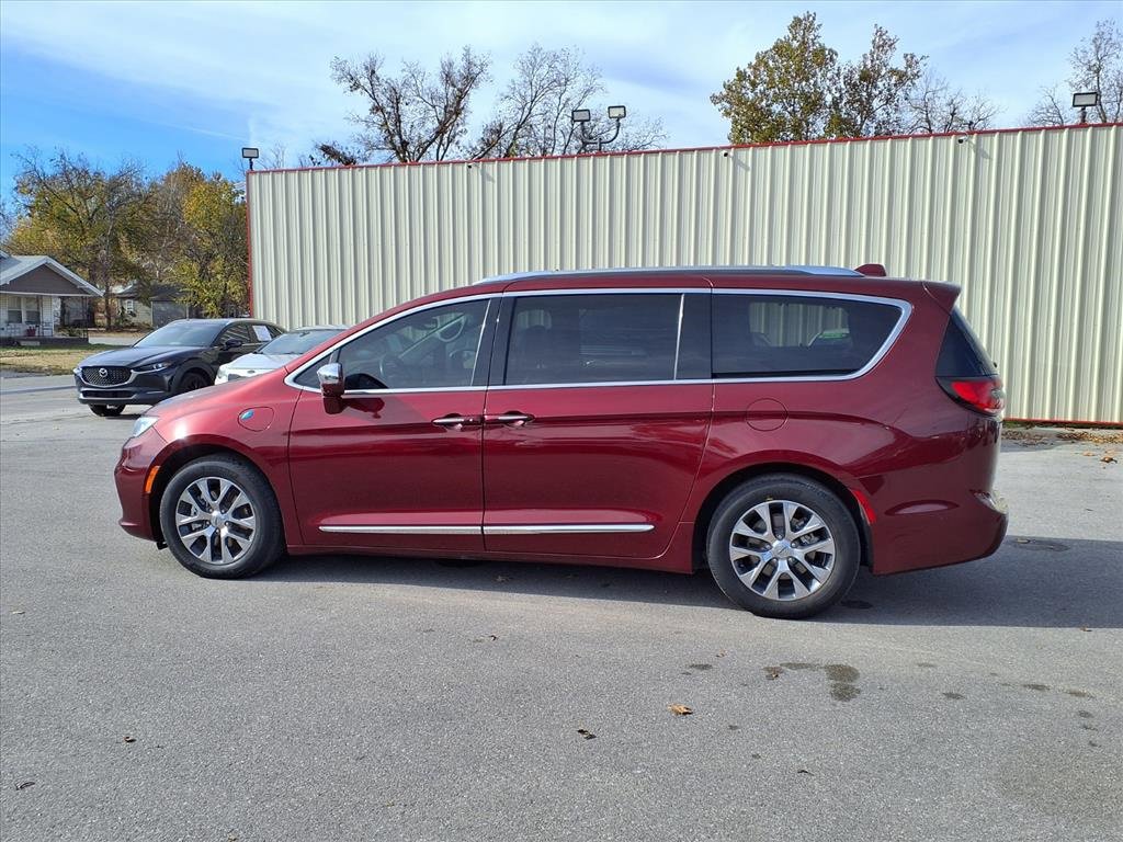 Used 2021 Chrysler Pacifica Limited w/ Uconnect Theater Family Group image 16