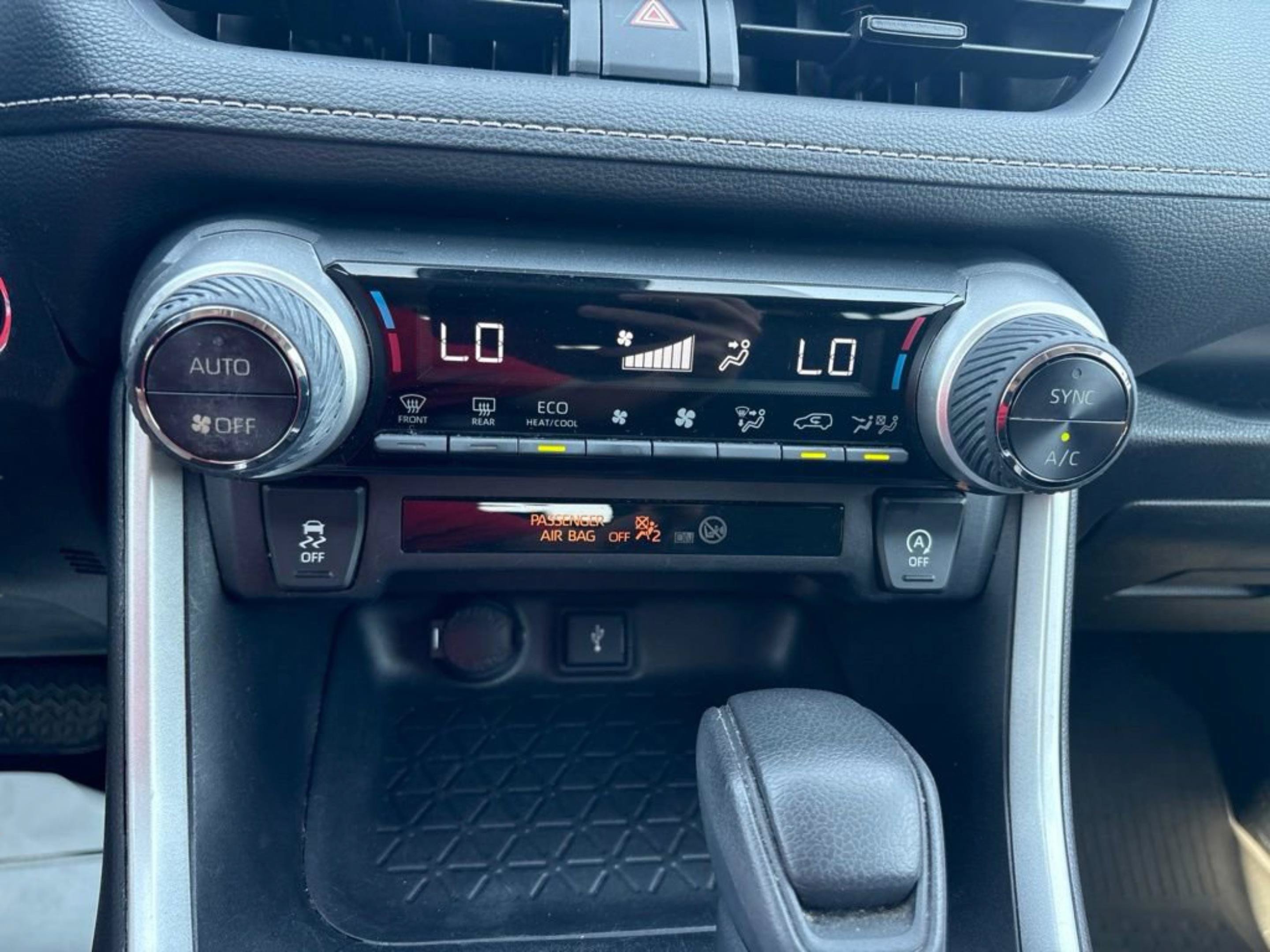 Used 2021 Toyota RAV4 XLE w/ Convenience Package FWD image 14