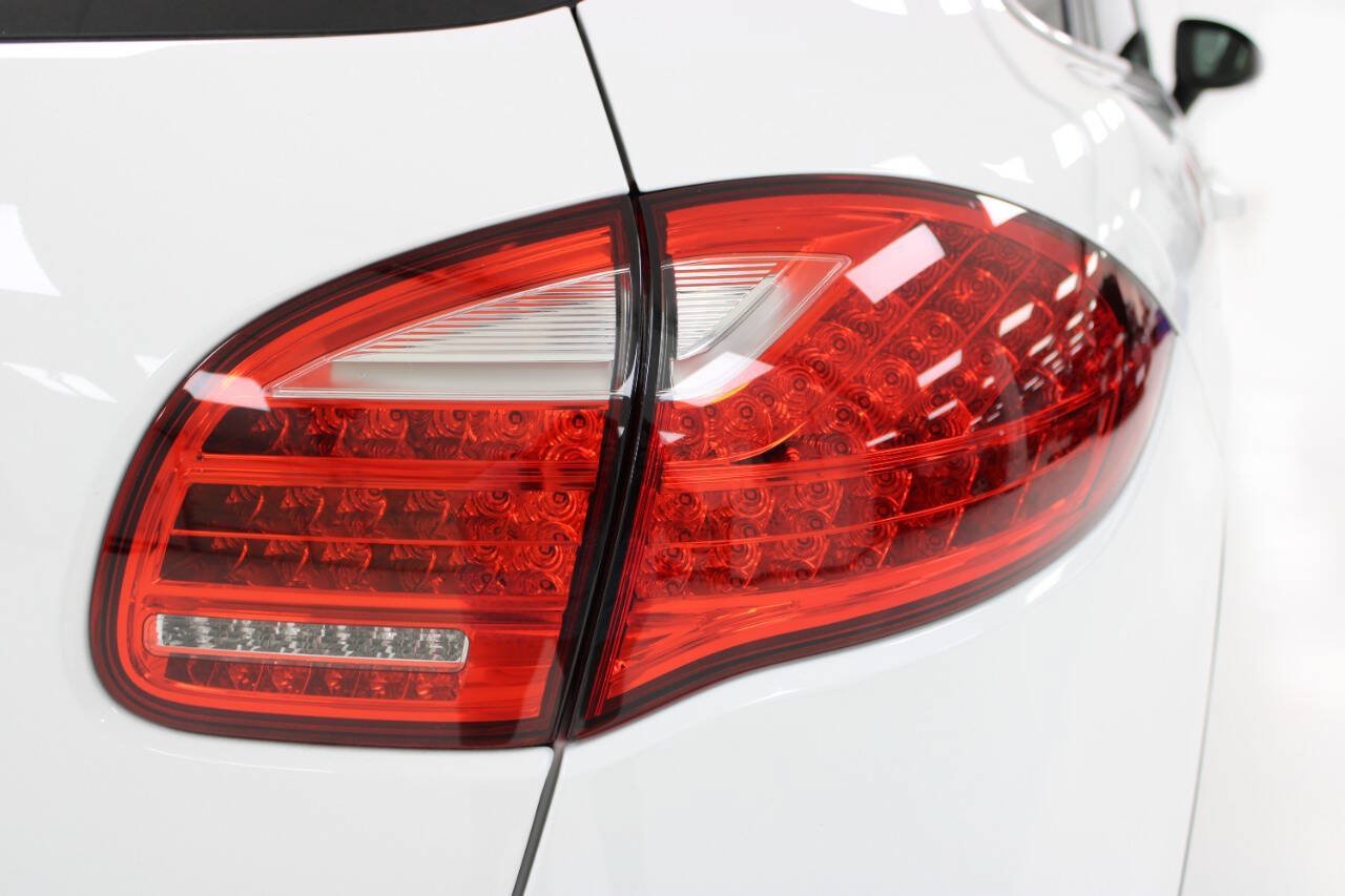Used 2014 Porsche Cayenne Platinum Edition AWD/4WD image 12