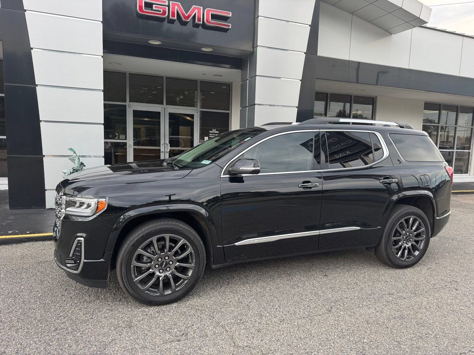Used 2022 GMC Acadia Denali w/ Black Diamond Edition AWD/4WD image 2