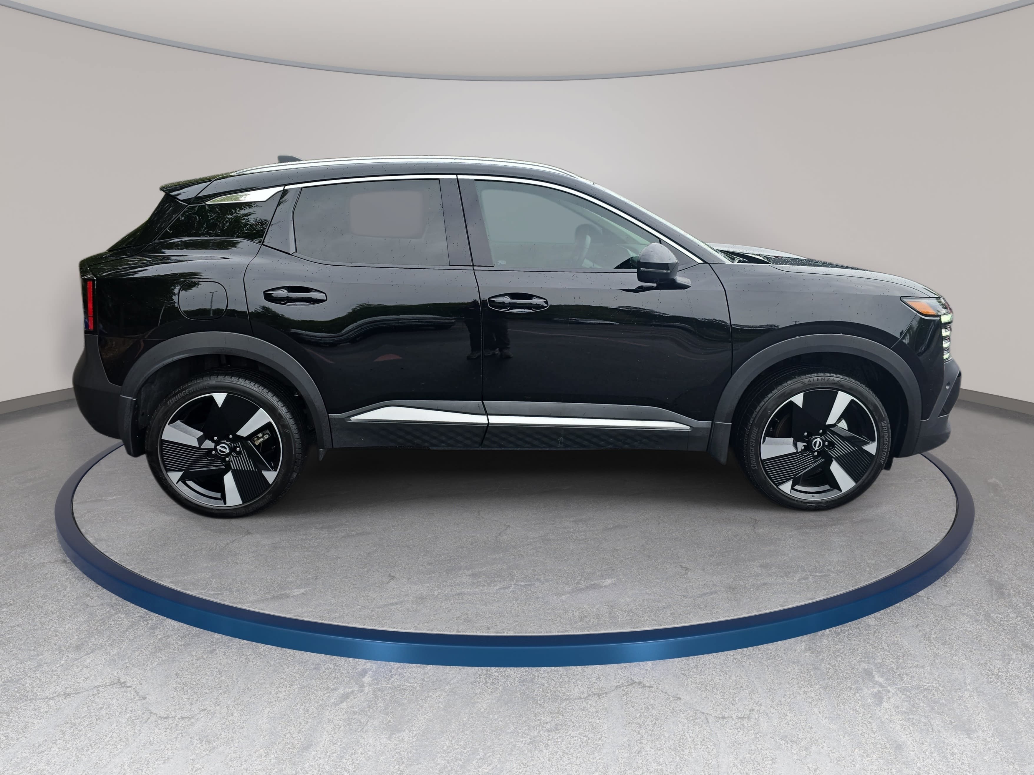 Used 2025 Nissan Kicks SR AWD/4WD image 4