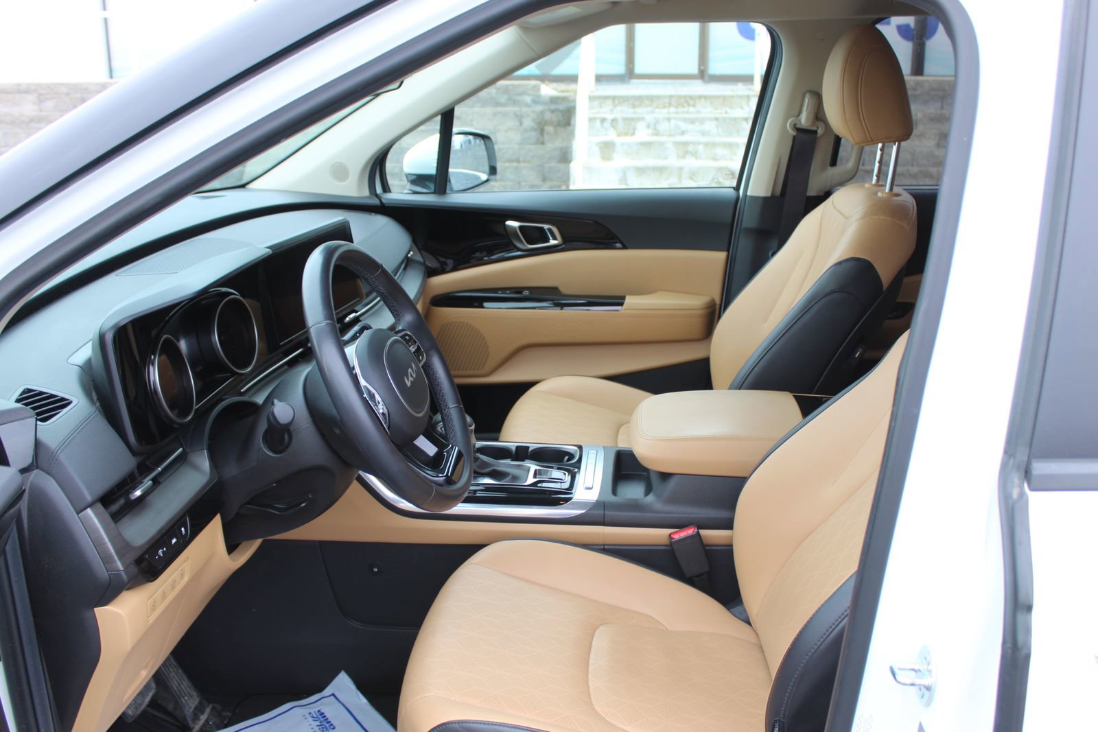 Used 2024 Kia Carnival EX image 23