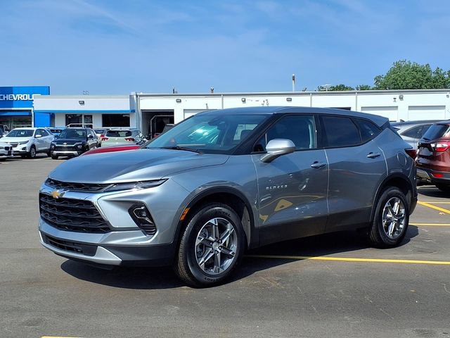 Used 2026 Chevrolet Blazer LT FWD image 1