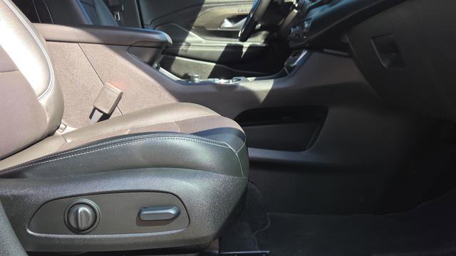 Used 2024 GMC Terrain SLT w/ Infotainment Package II image 16