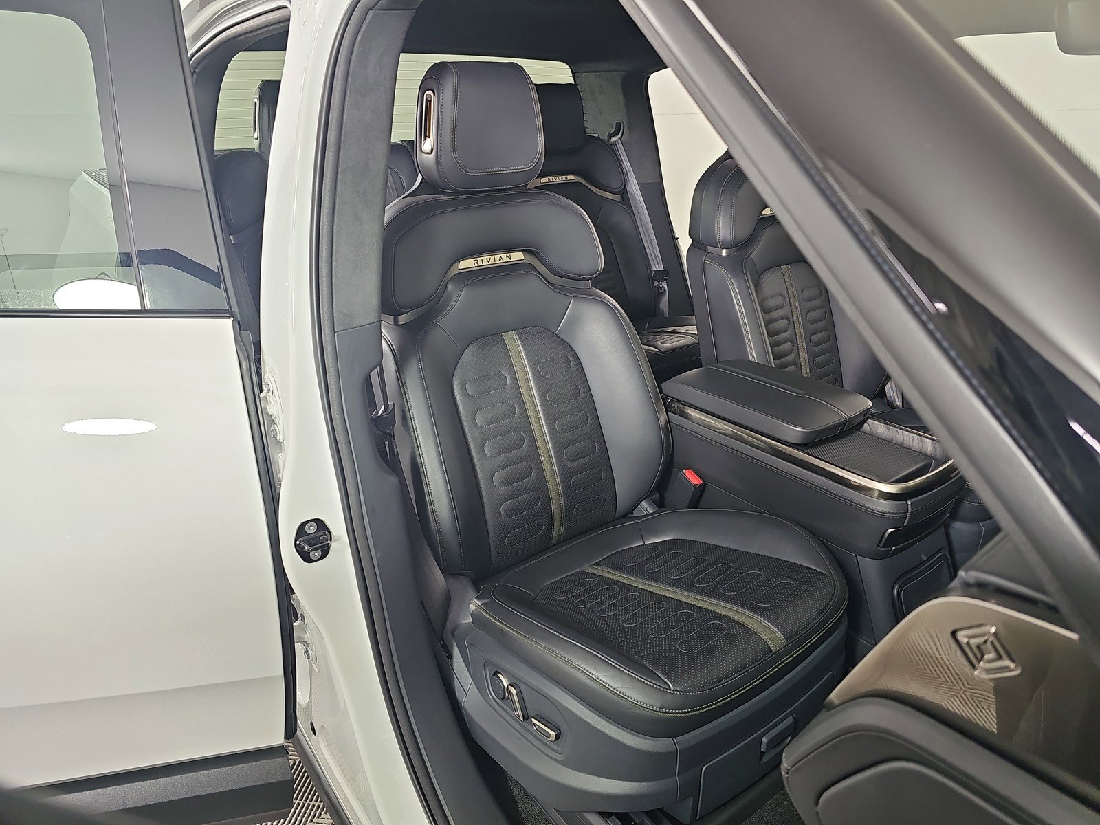 Used 2022 Rivian R1T Launch Edition image 23