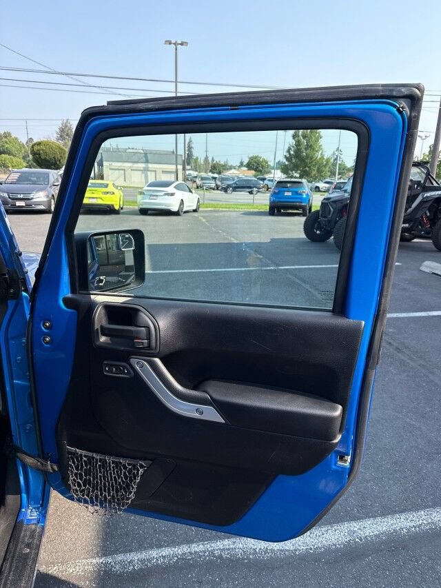 Used 2015 Jeep Wrangler Unlimited Sahara w/ Dual Top Group AWD/4WD image 16