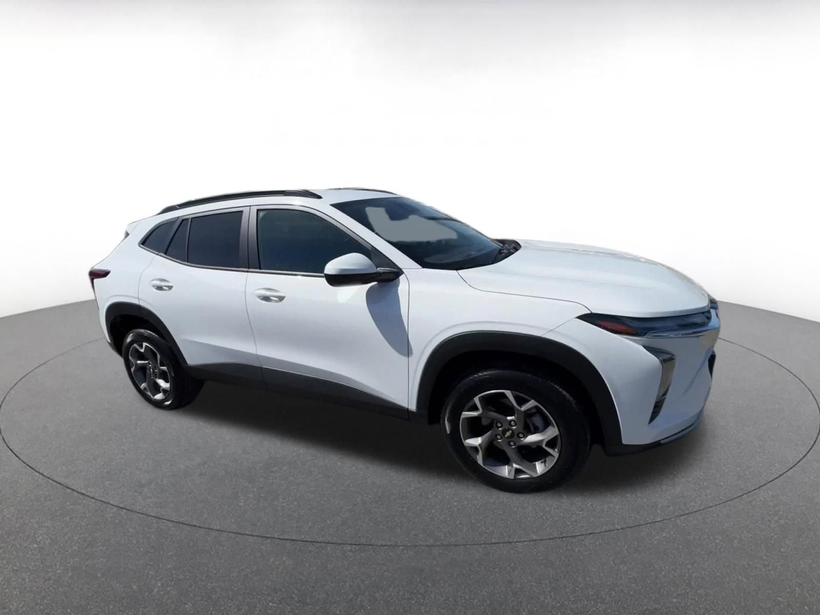 Used 2025 Chevrolet Trax LT image 2