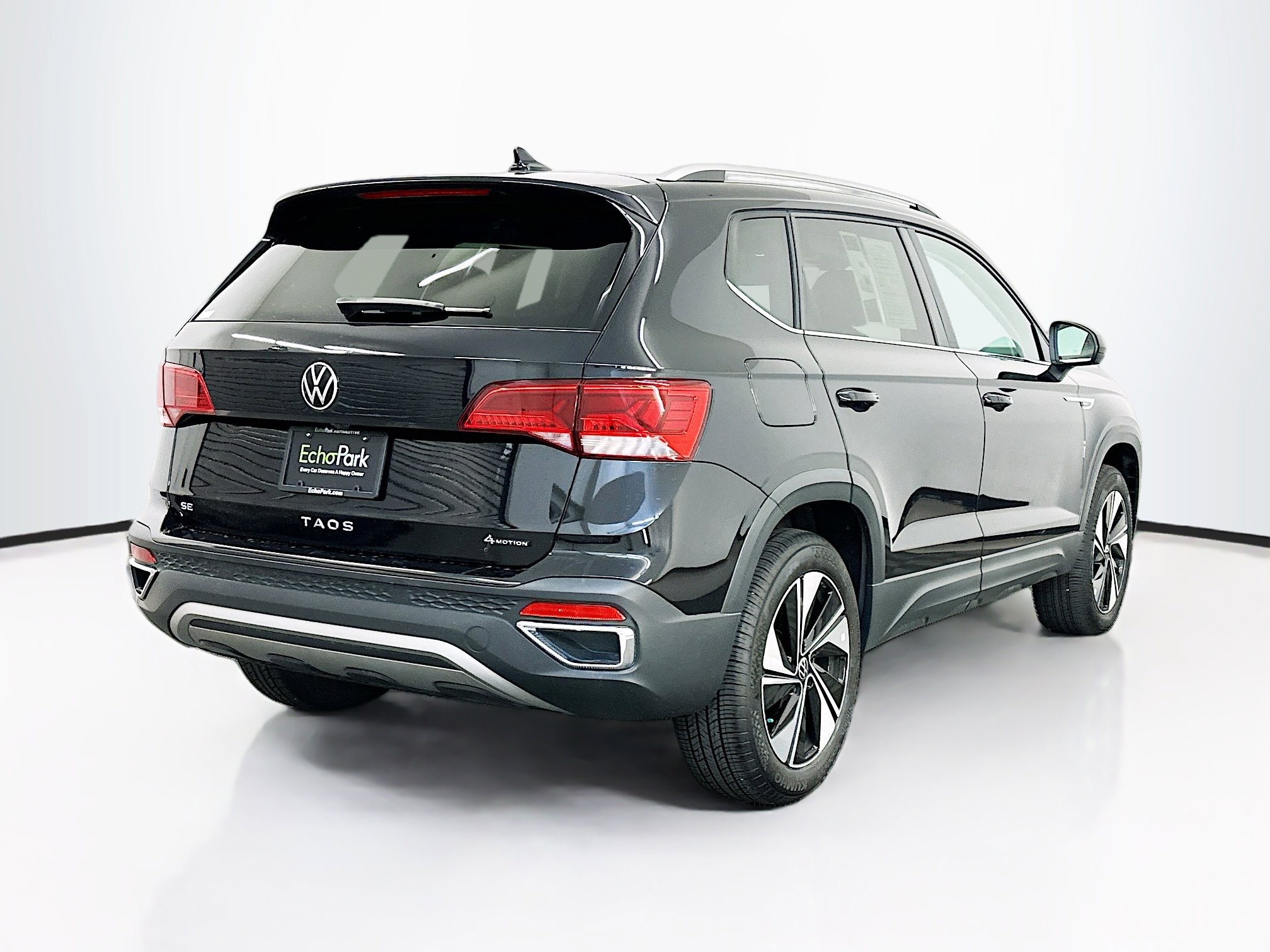 Used 2024 Volkswagen Taos SE w/ Panoramic Sunroof Package image 9