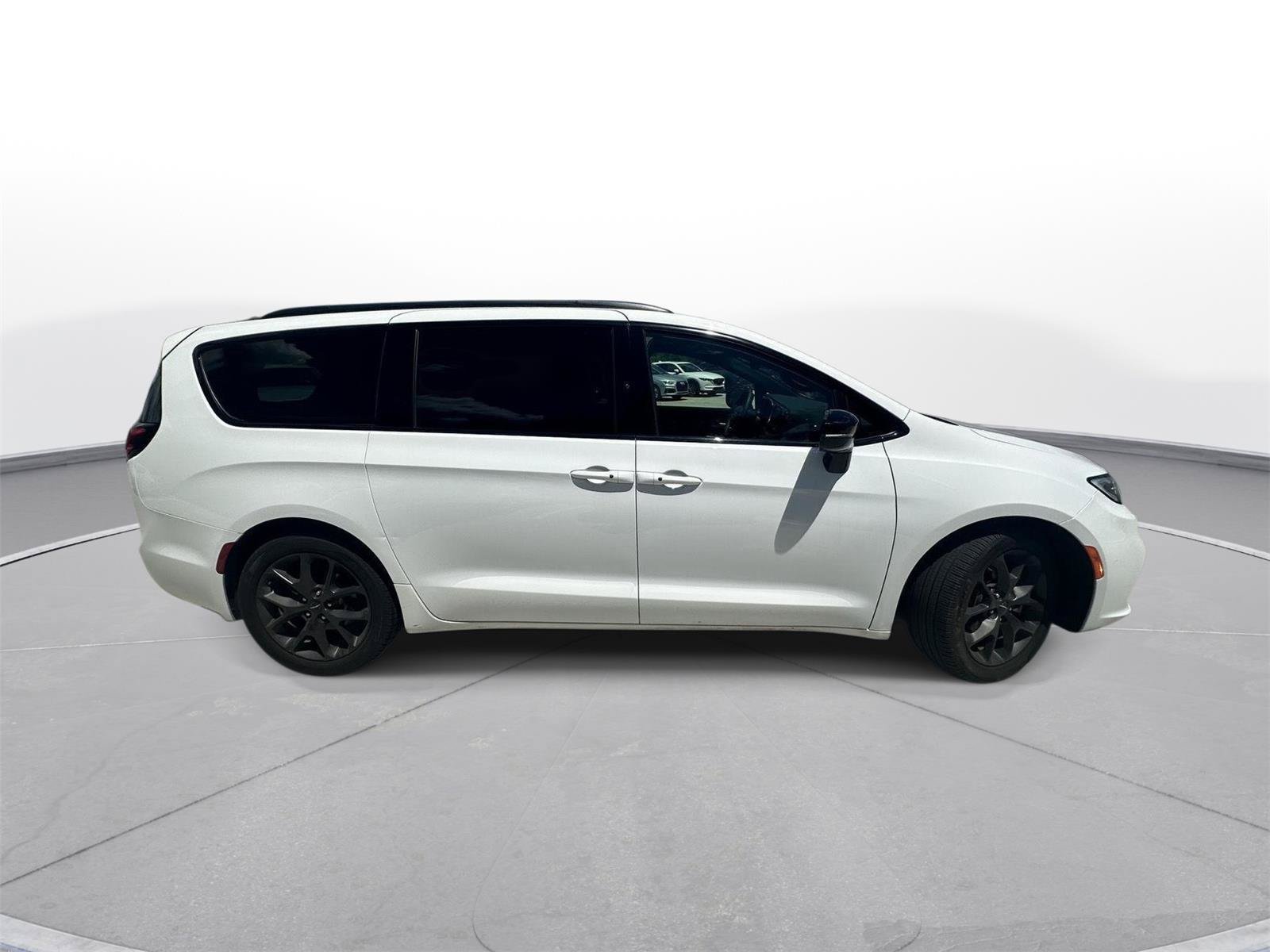 Used 2025 Chrysler Pacifica Limited FWD image 5