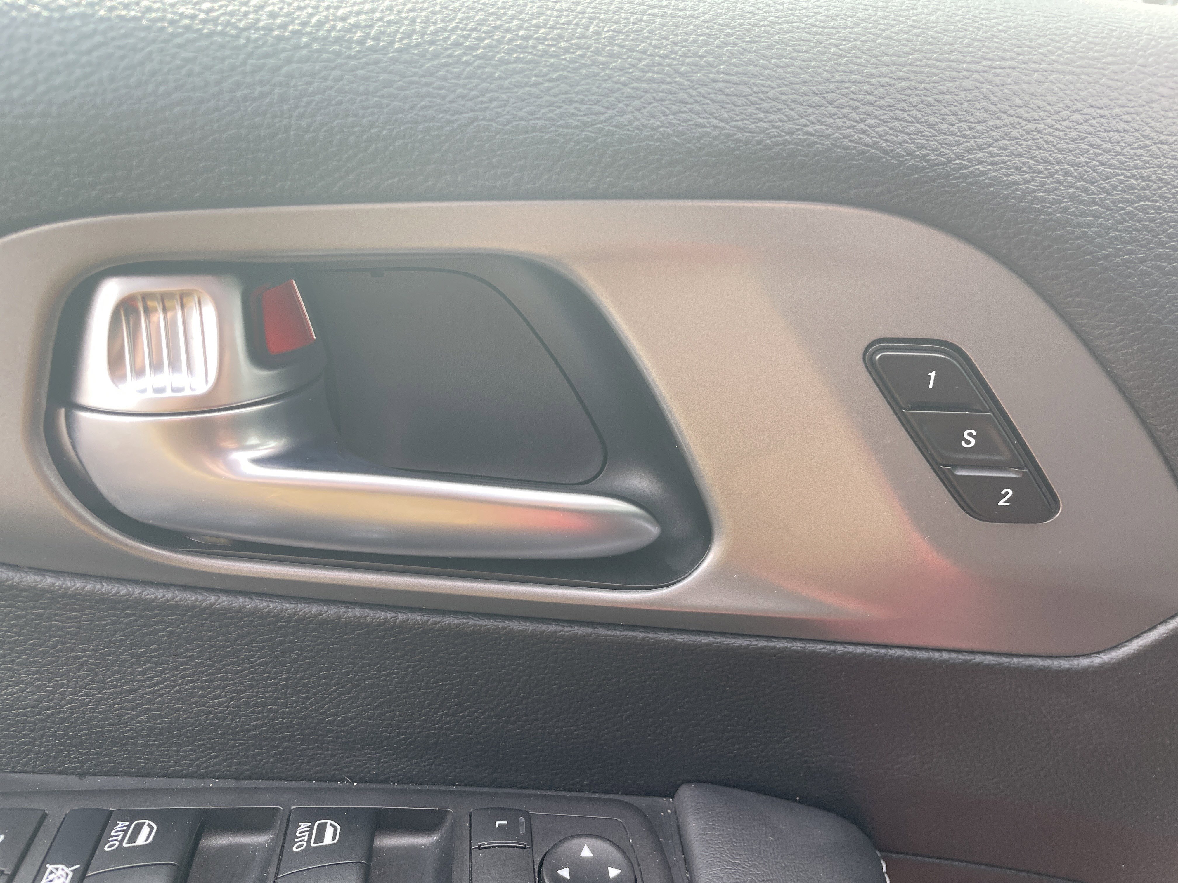 Used 2025 Chrysler Pacifica Select image 11