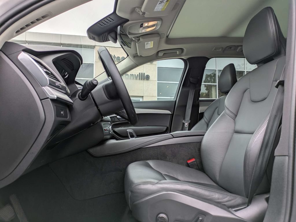 Certified 2025 Volvo XC90 B5 Core AWD/4WD image 2