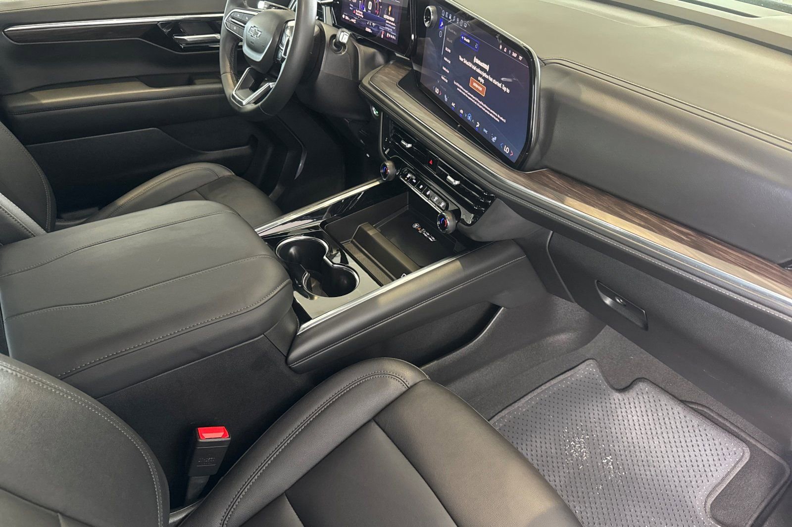 Used 2025 Chevrolet Suburban Z71 AWD/4WD image 18