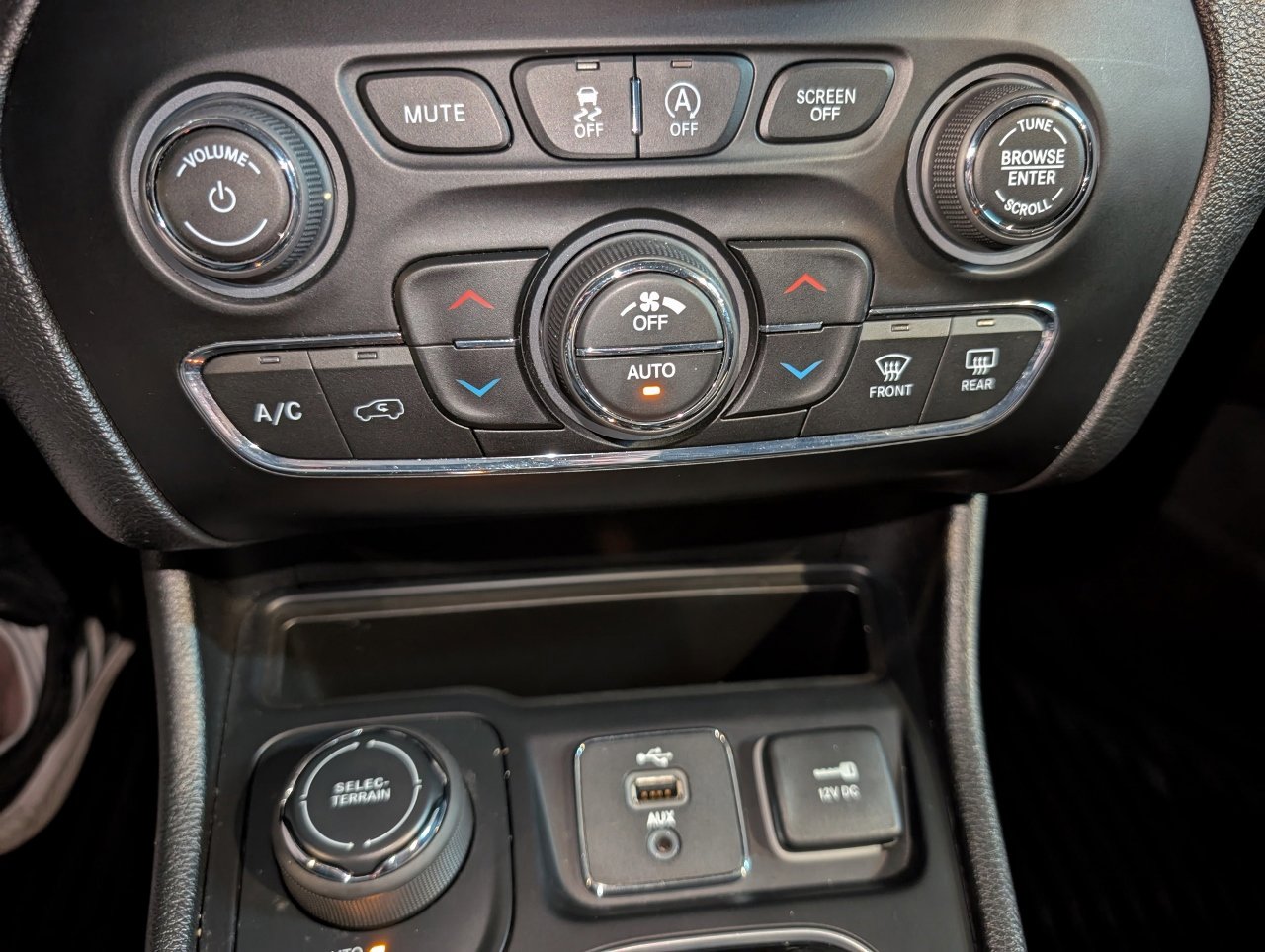 Used 2019 Jeep Cherokee Limited w/ Trailer Tow Group image 42