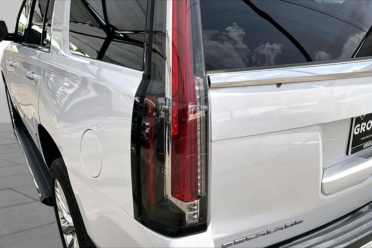 Used 2020 Cadillac Escalade Premium Luxury RWD image 28