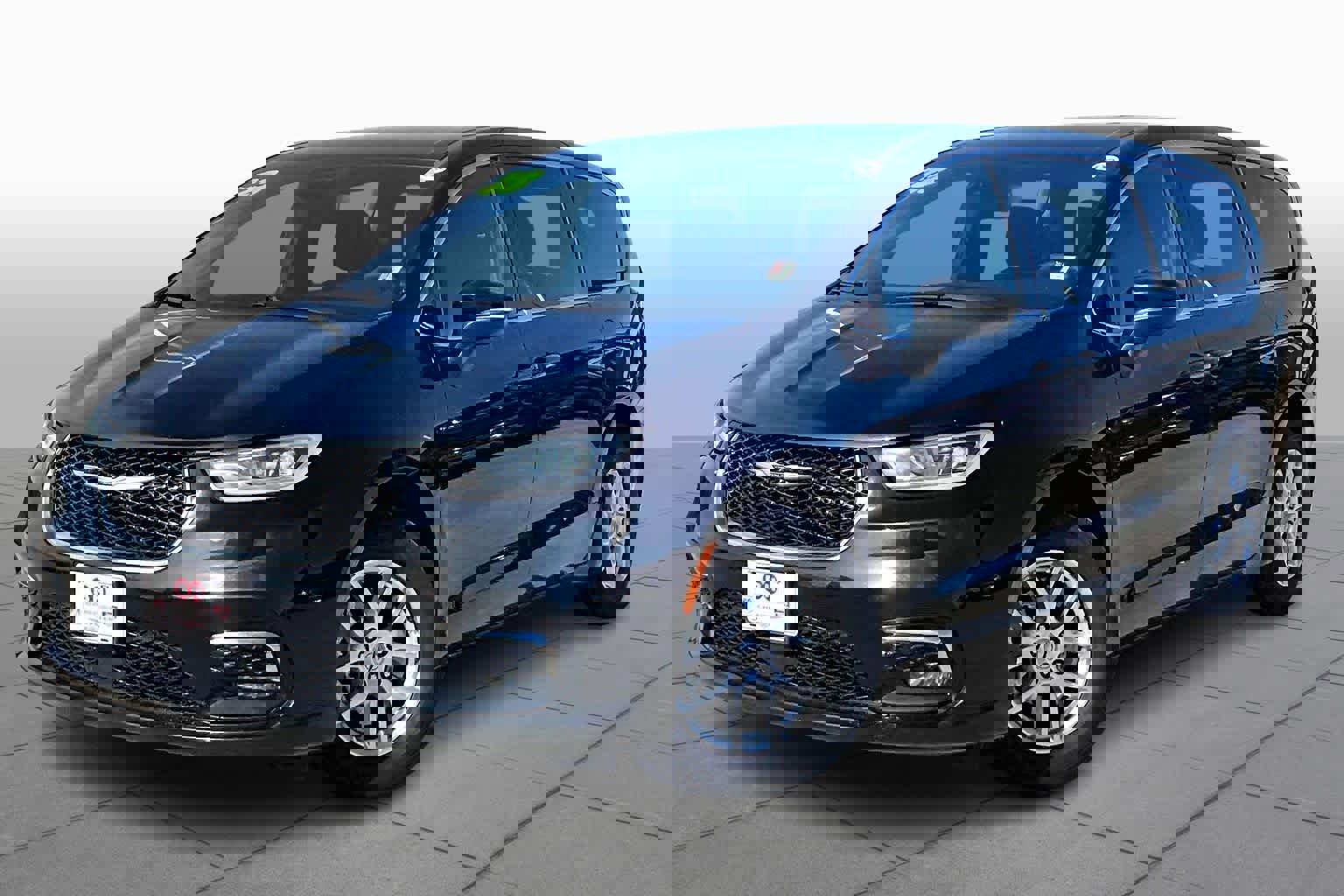 Used 2023 Chrysler Pacifica Touring image 3