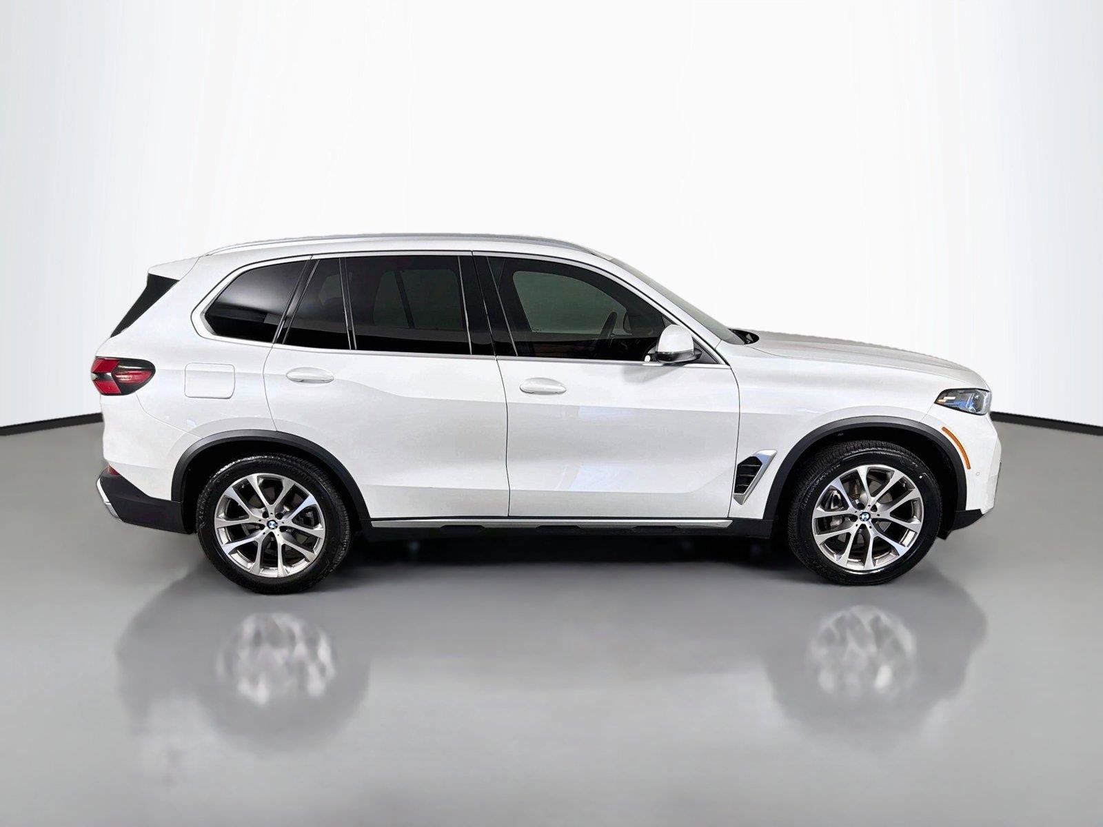 Used 2025 BMW X5 xDrive40i w/ Executive Package AWD/4WD image 4