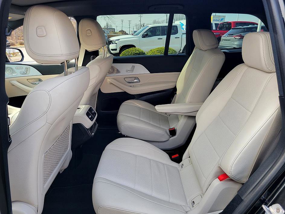 Used 2025 Mercedes-Benz GLS 450 4MATIC image 12