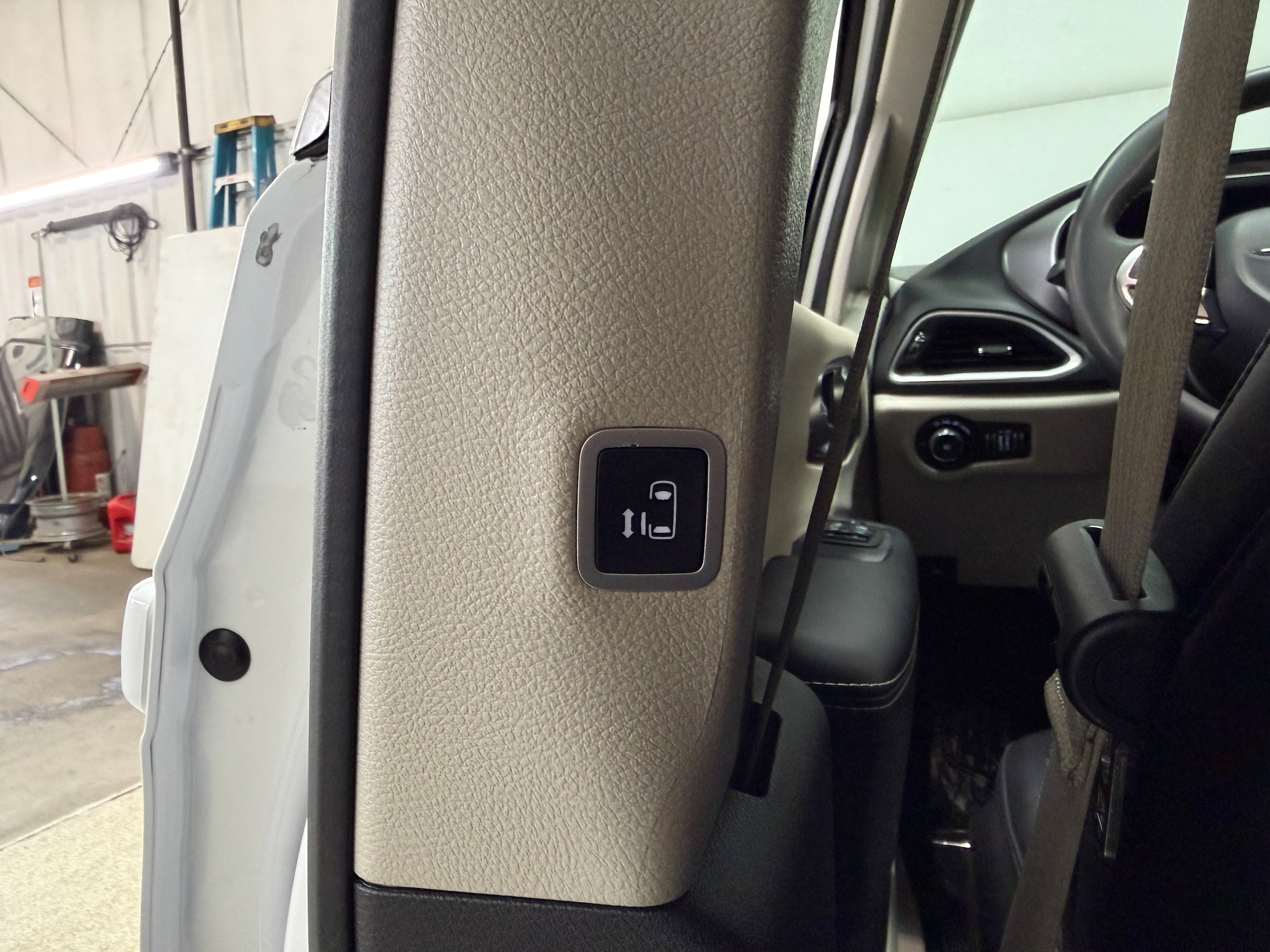 Used 2024 Chrysler Pacifica Touring-L FWD image 12