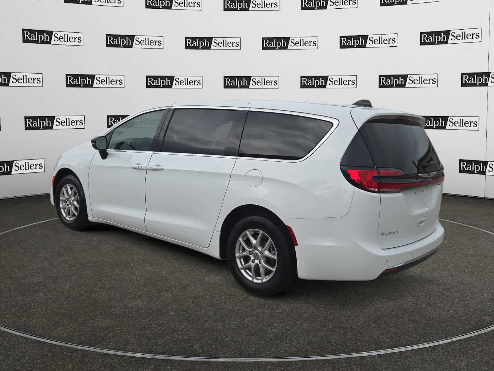 Used 2024 Chrysler Pacifica Touring-L FWD image 4