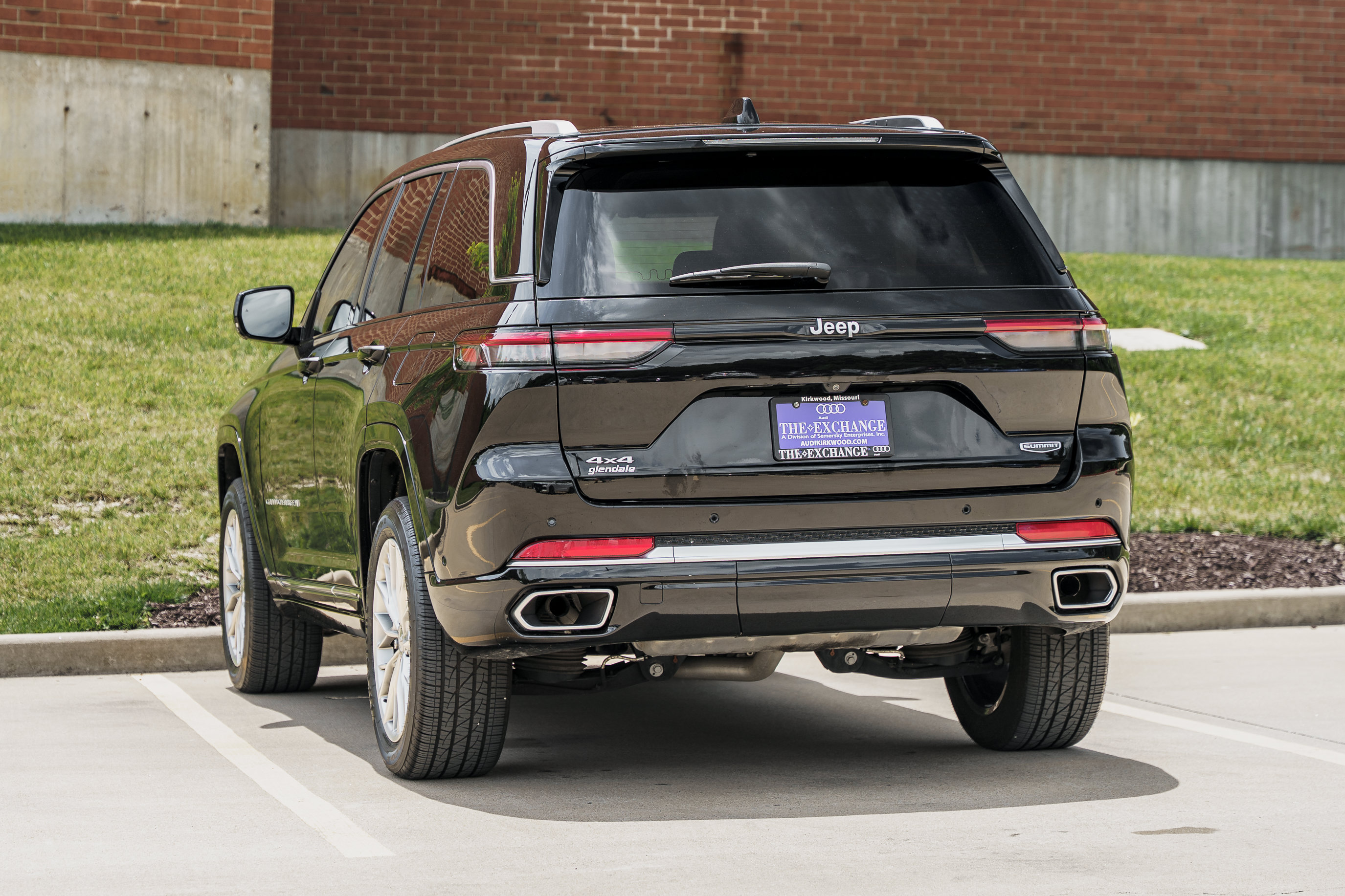 Used 2022 Jeep Grand Cherokee Summit AWD/4WD image 5