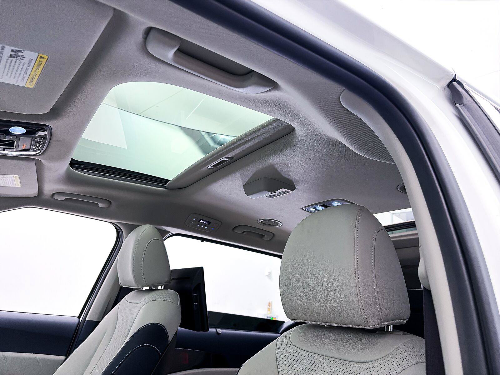 Used 2025 Kia Carnival SX Prestige FWD image 3