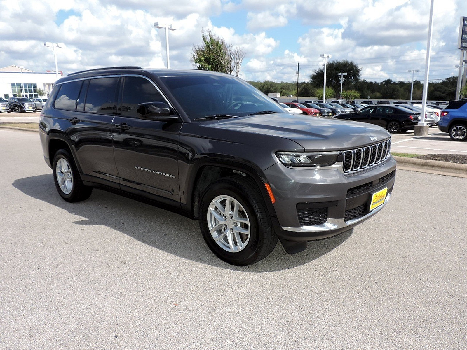 Used 2025 Jeep Grand Cherokee L Laredo RWD image 3