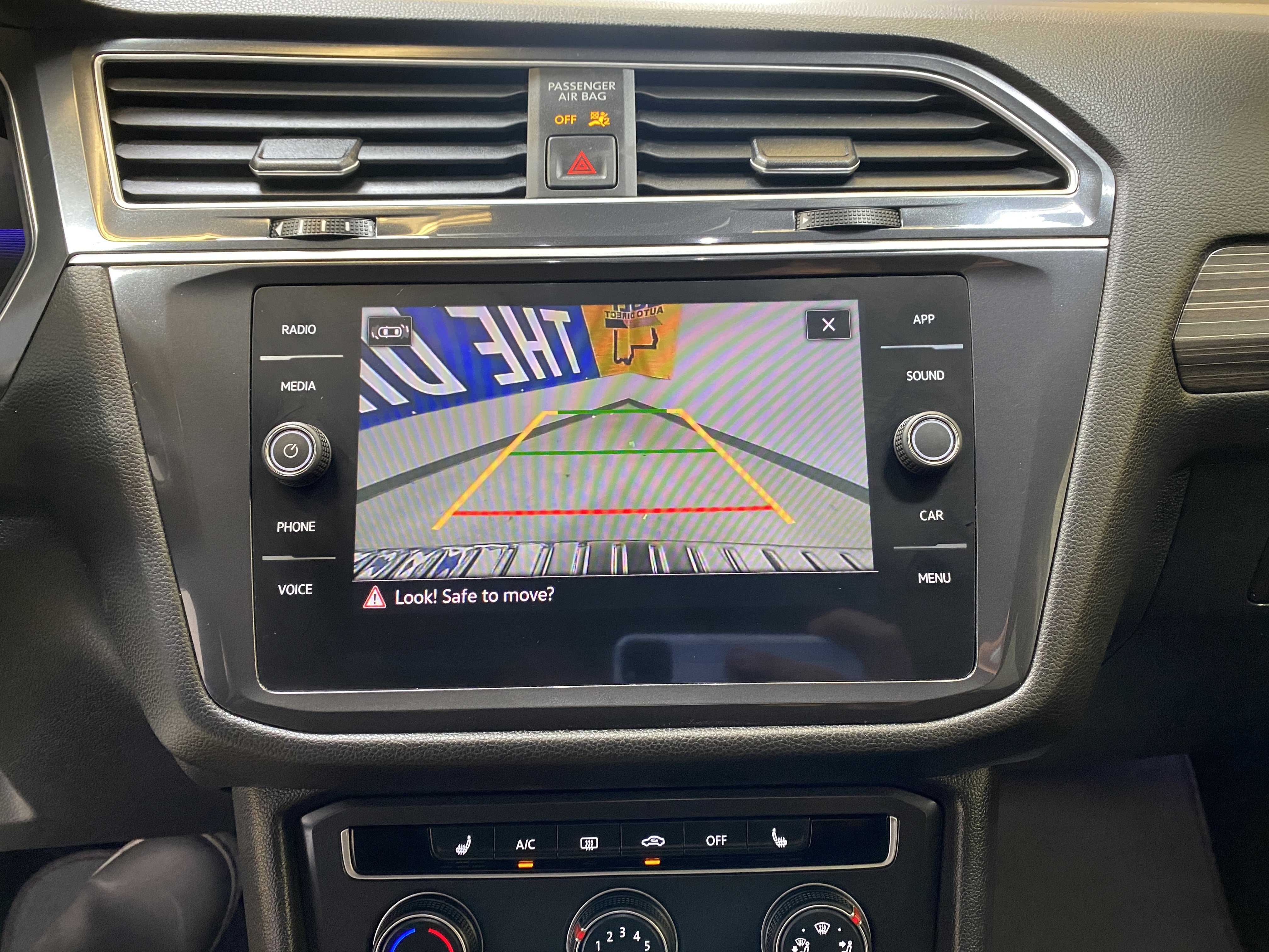 Used 2024 Volkswagen Tiguan SE image 40