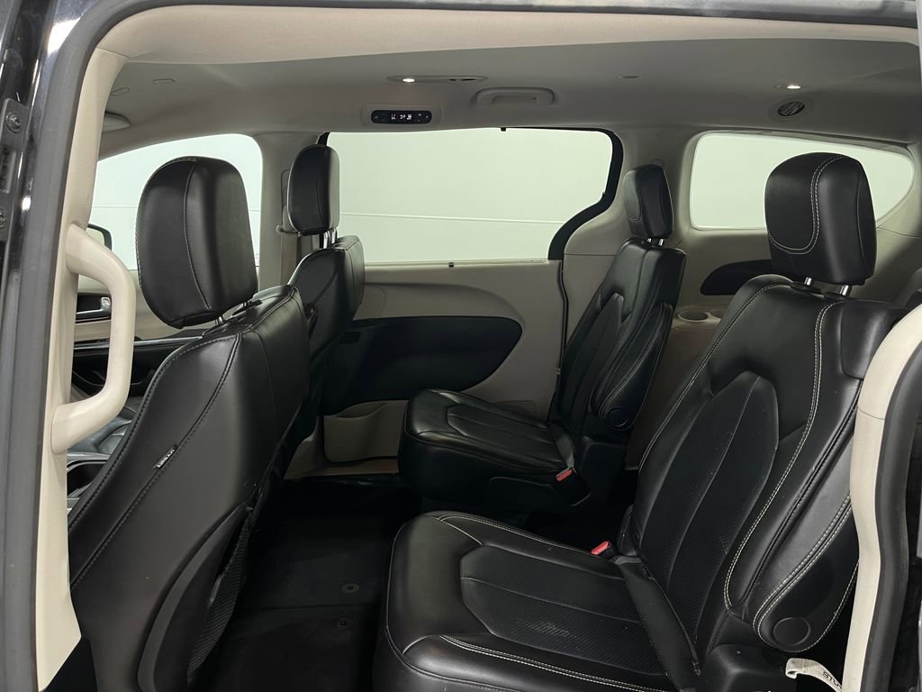 Used 2020 Chrysler Voyager Lxi image 28