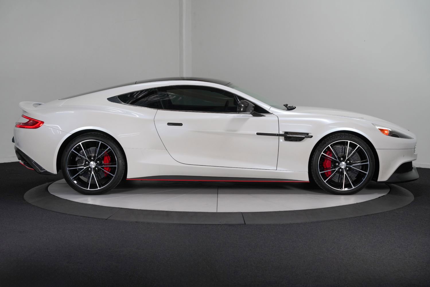 Used 2014 Aston Martin Vanquish Coupe image 9