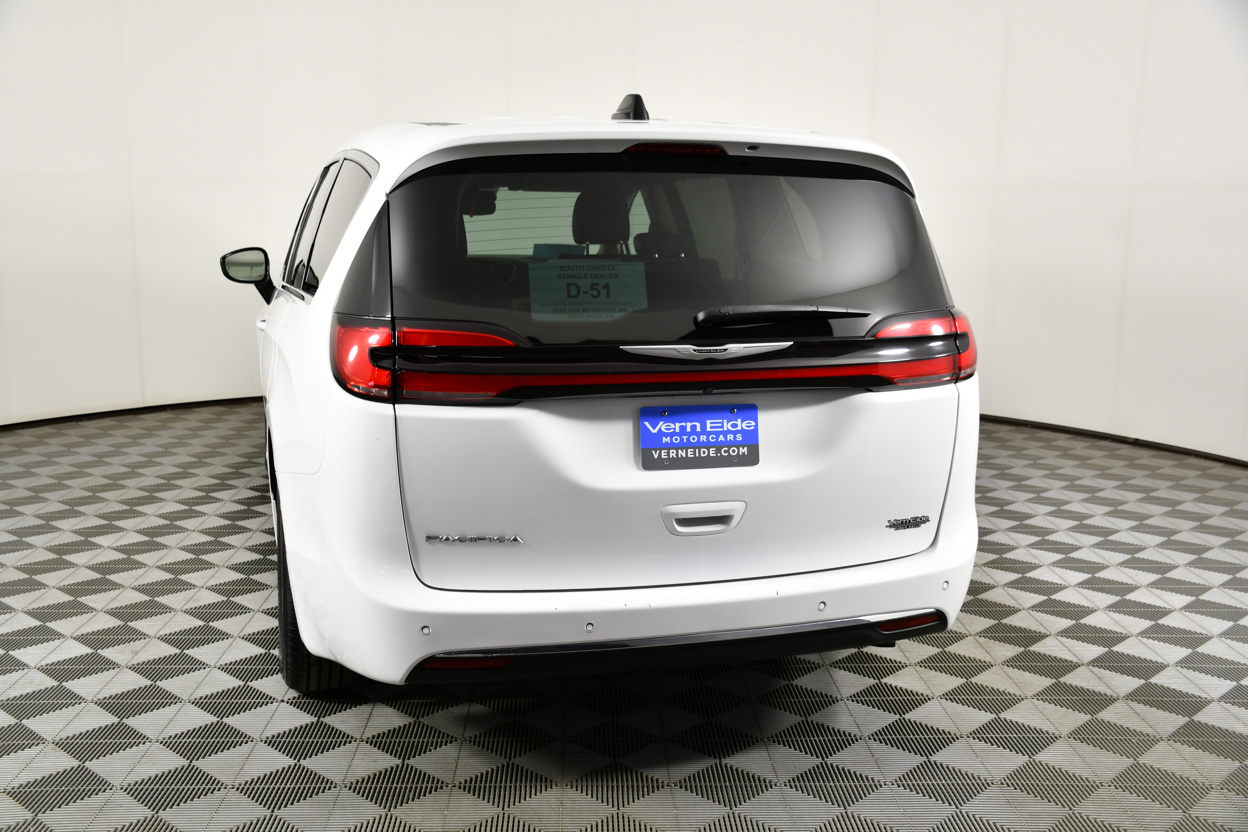 Used 2024 Chrysler Pacifica Touring-L image 7