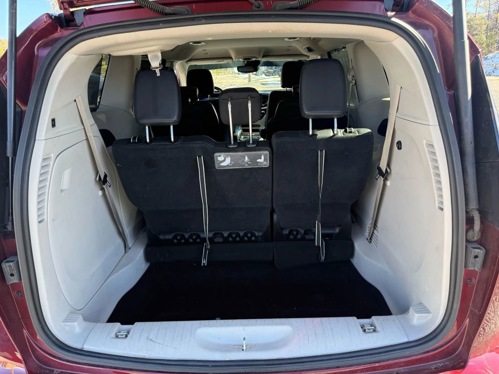 Used 2021 Chrysler Pacifica Touring-L image 6