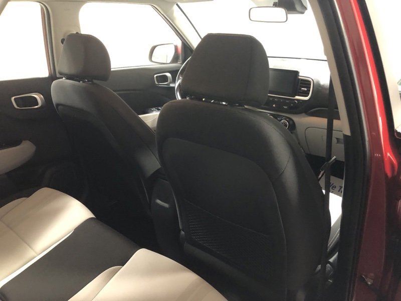 Used 2023 Hyundai Venue SEL image 11
