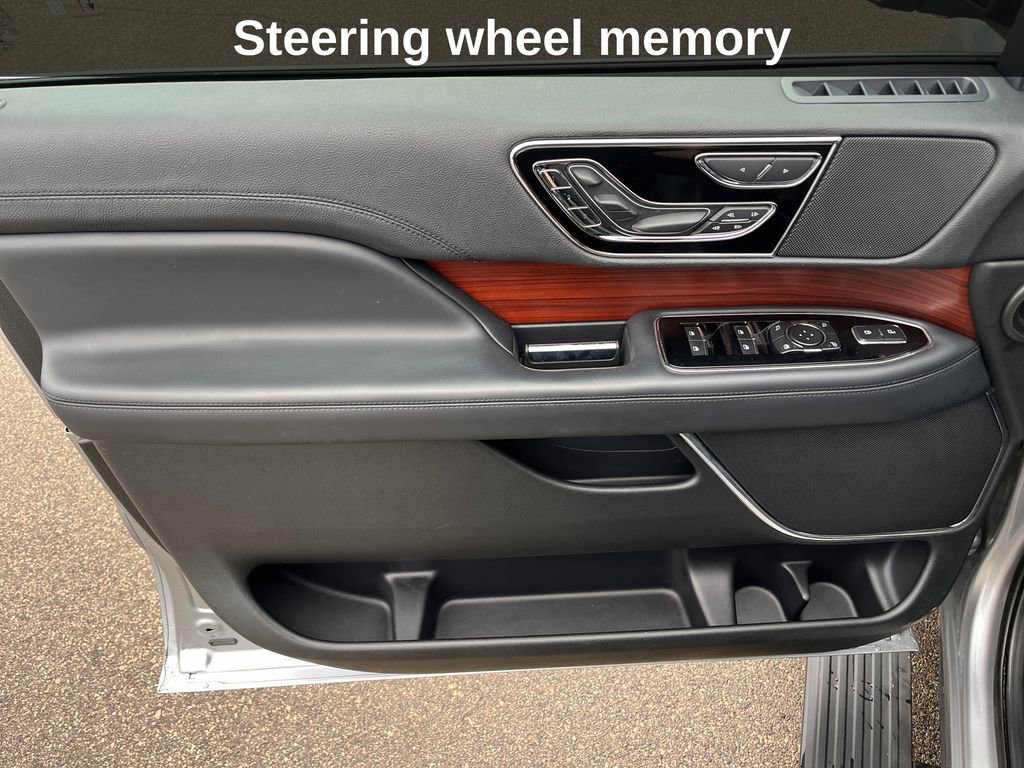 Used 2022 Lincoln Navigator Reserve image 13