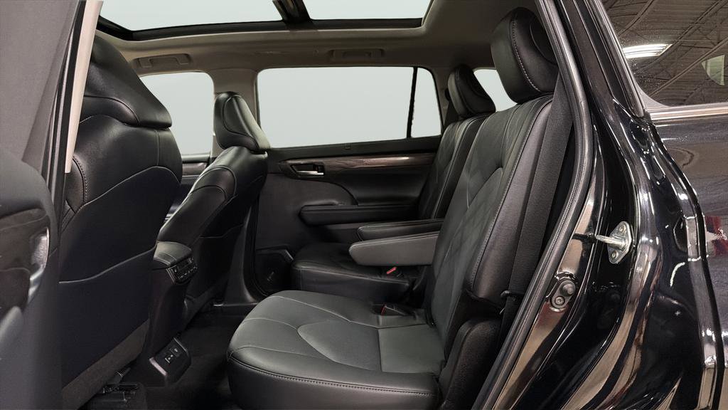 Used 2024 Toyota Highlander Platinum image 25