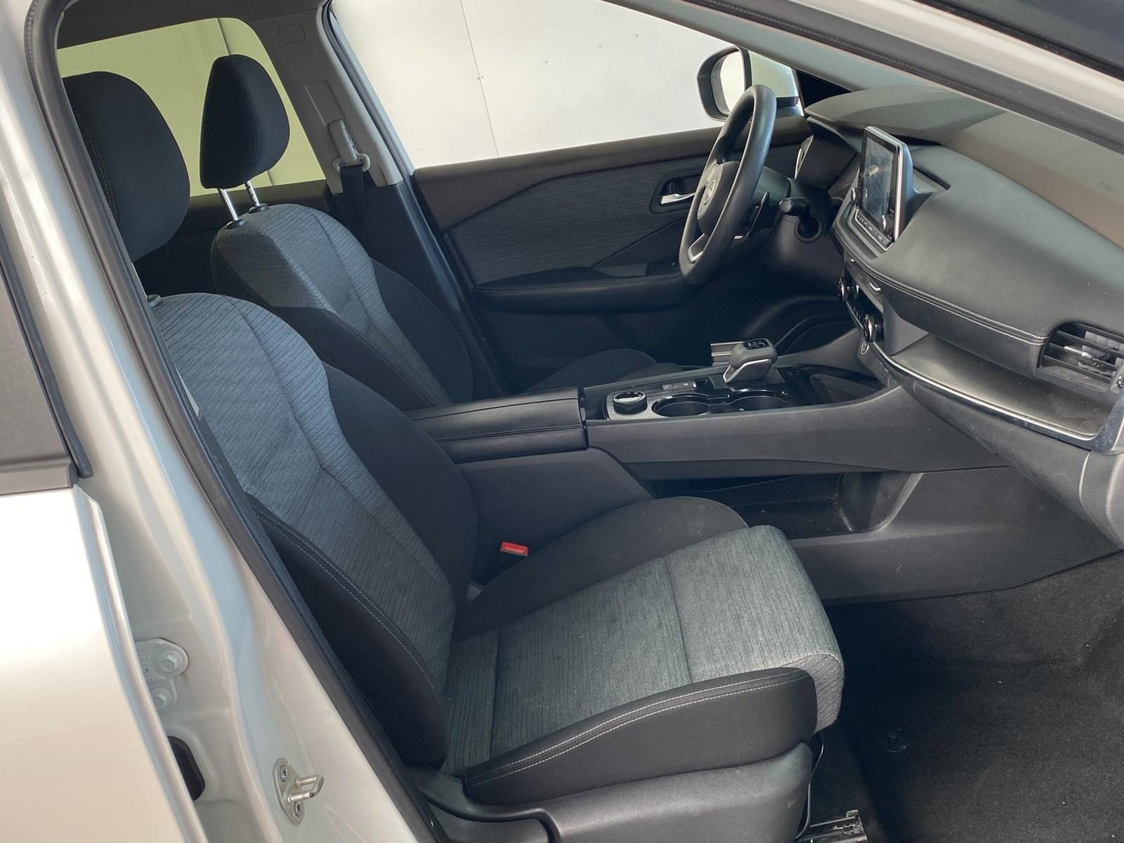 Used 2023 Nissan Rogue SV image 9