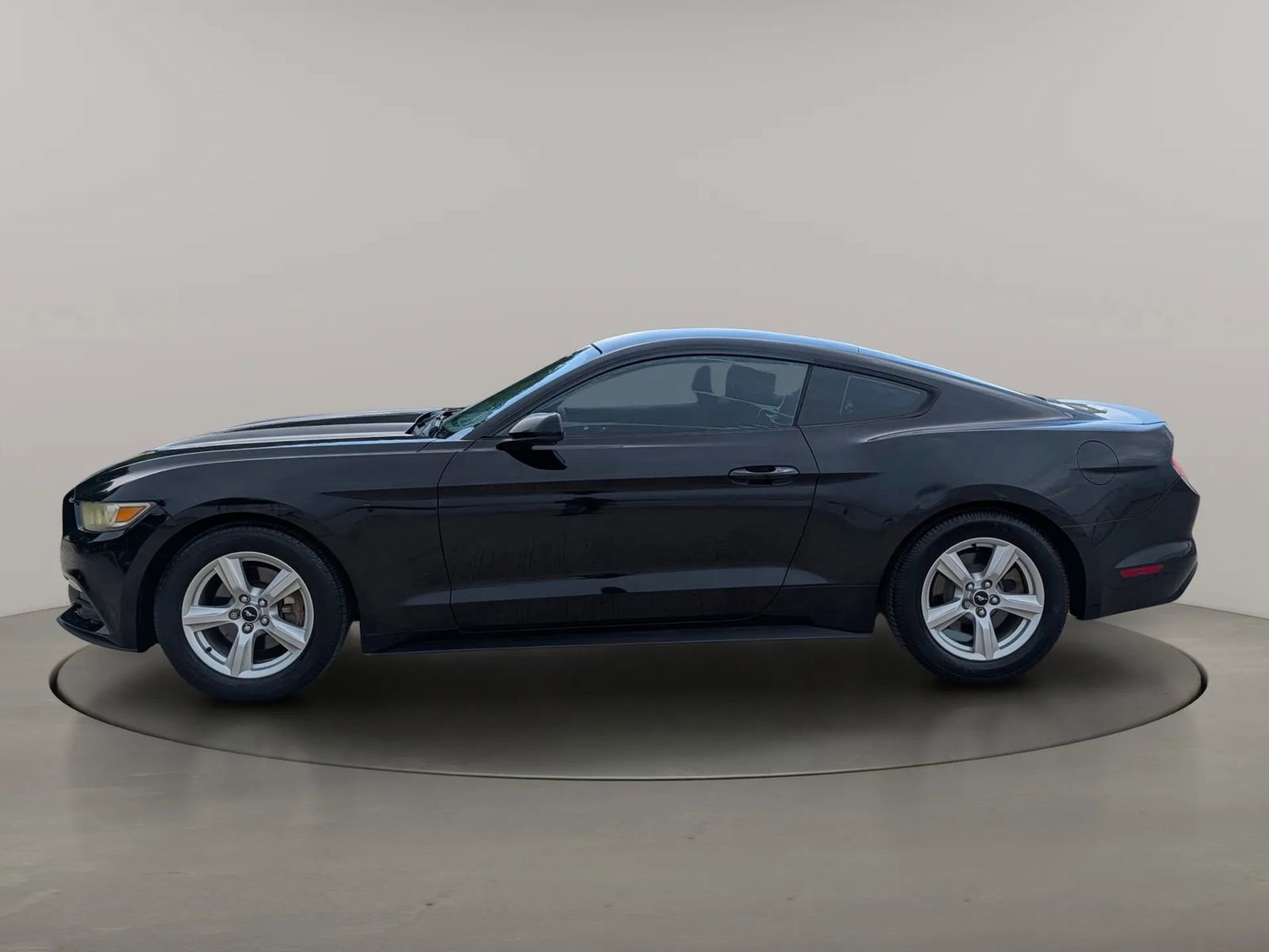 Used 2016 Ford Mustang Coupe RWD image 2