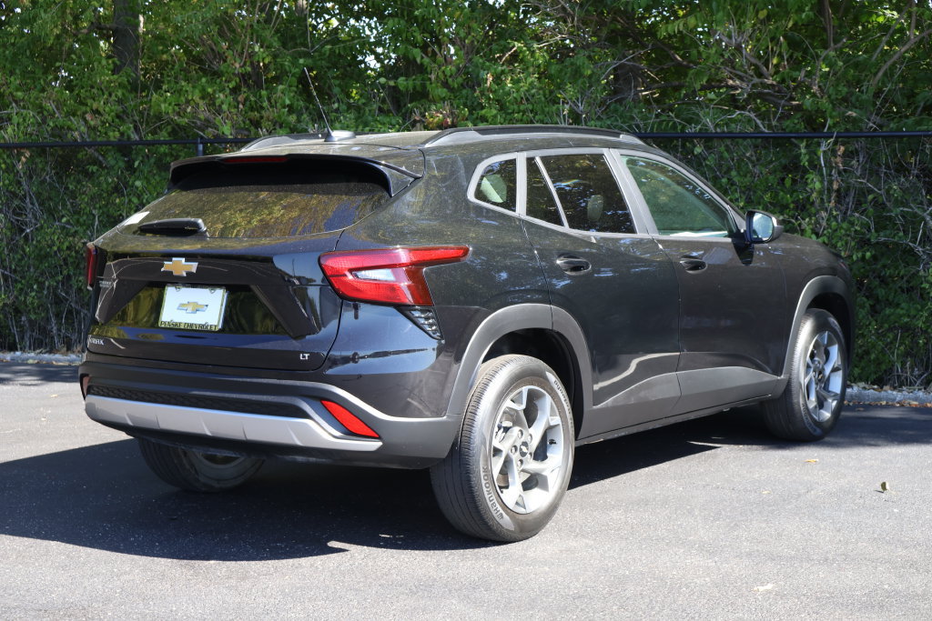 Used 2025 Chevrolet Trax LT FWD image 8