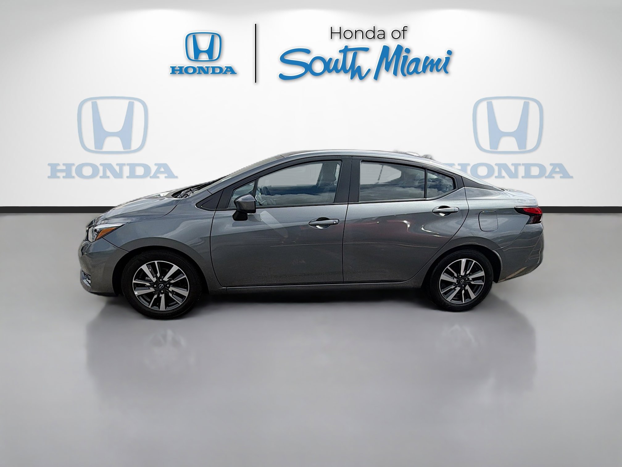 Used 2025 Nissan Versa SV image 4