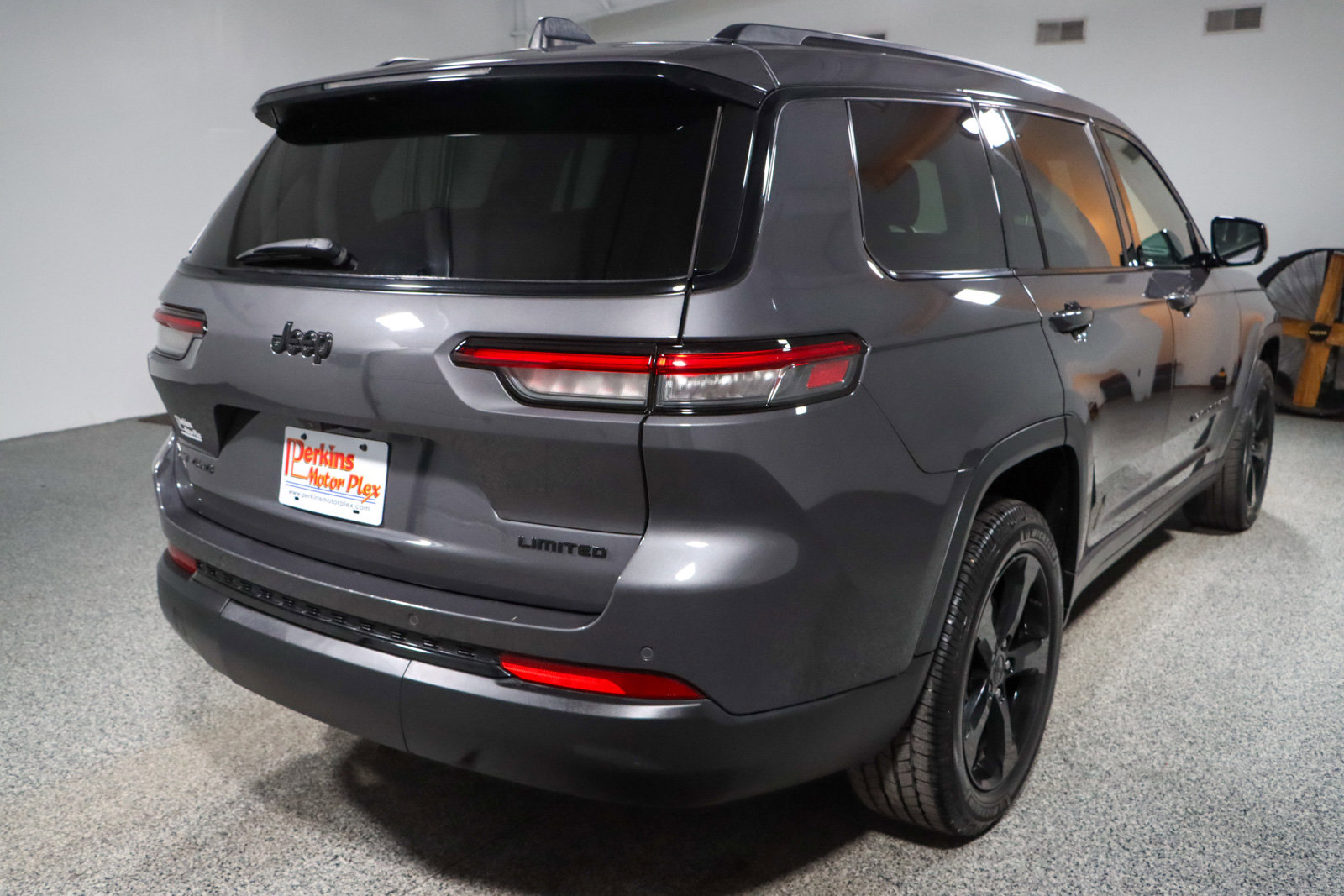 Used 2022 Jeep Grand Cherokee L Limited w/ Black Appearance Package image 7