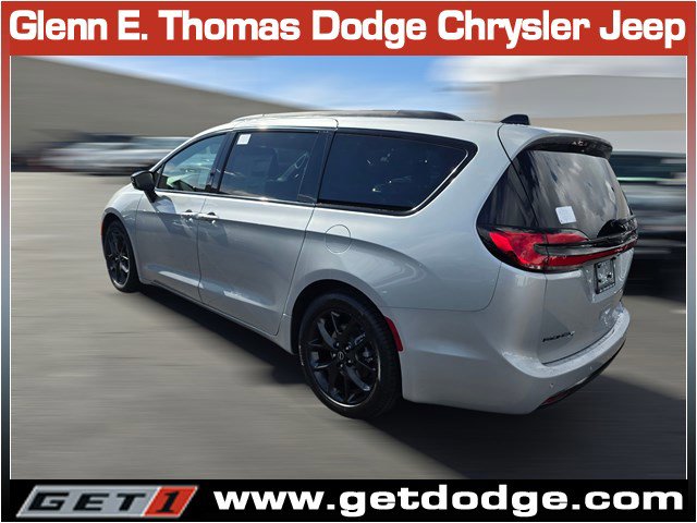 New 2026 Chrysler Pacifica Limited w/ Uconnect Theater Family Group FWD image 6