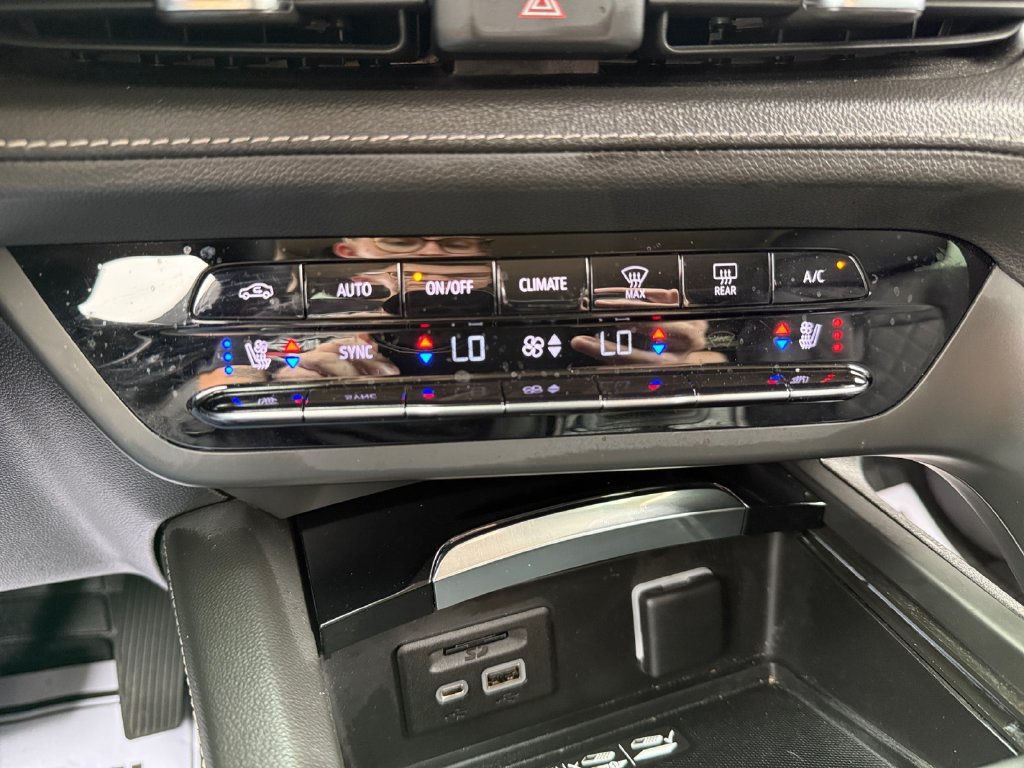 Used 2023 Buick Envision Avenir AWD/4WD image 33