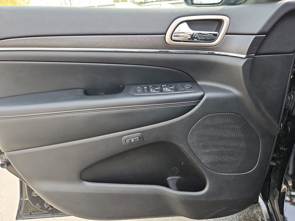 Used 2017 Jeep Grand Cherokee Limited image 29