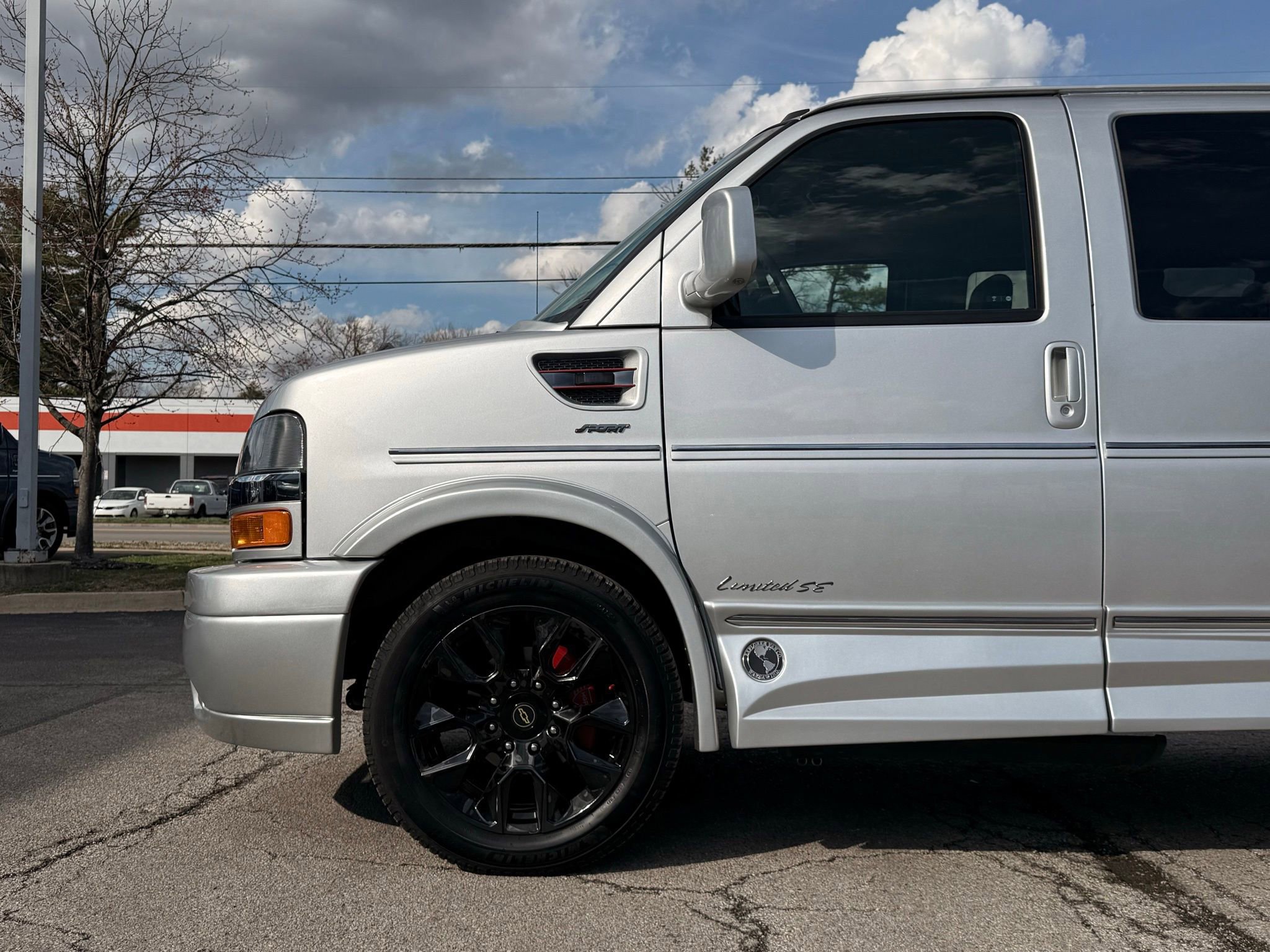 Used 2023 Chevrolet Express 2500 Extended image 18