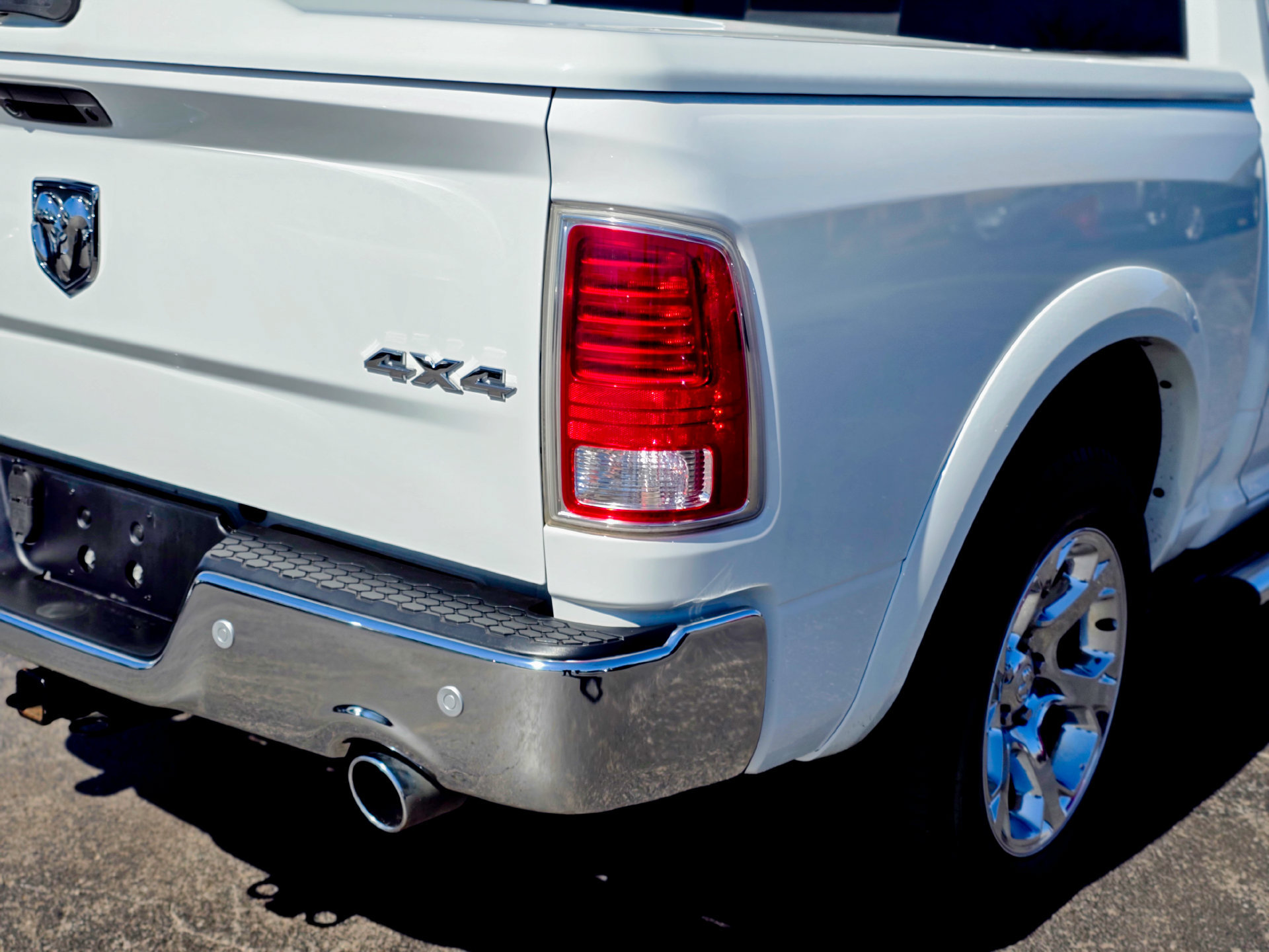 Used 2018 RAM 1500 Laramie w/ Convenience Group AWD/4WD image 13