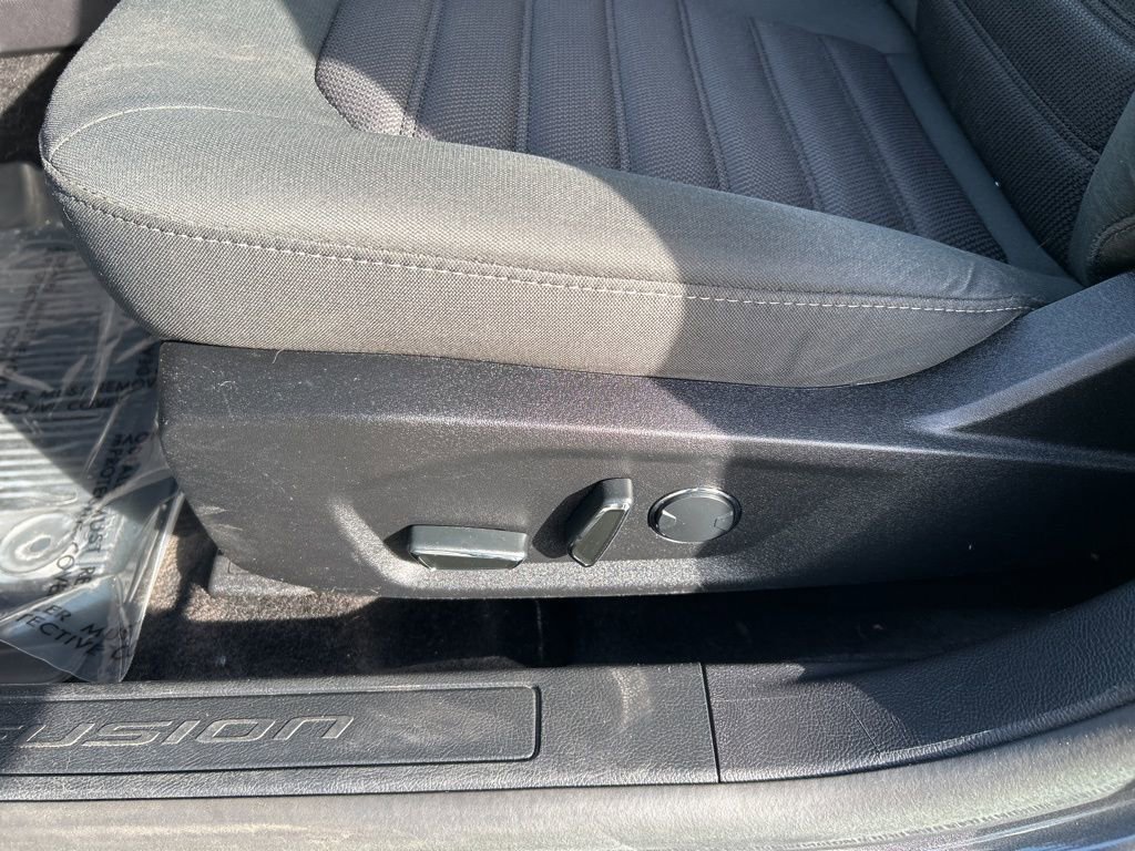 Used 2018 Ford Fusion SE w/ Fusion SE Technology Package image 16