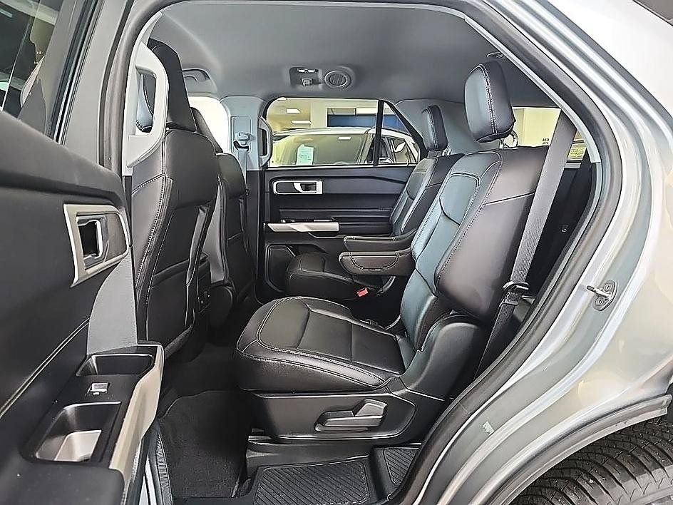 Used 2023 Ford Explorer XLT w/ Equipment Group 202A AWD/4WD image 28